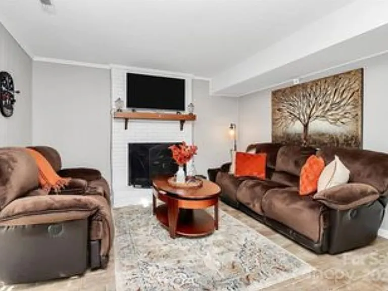 301 Red Roan Pl — Photo 6
