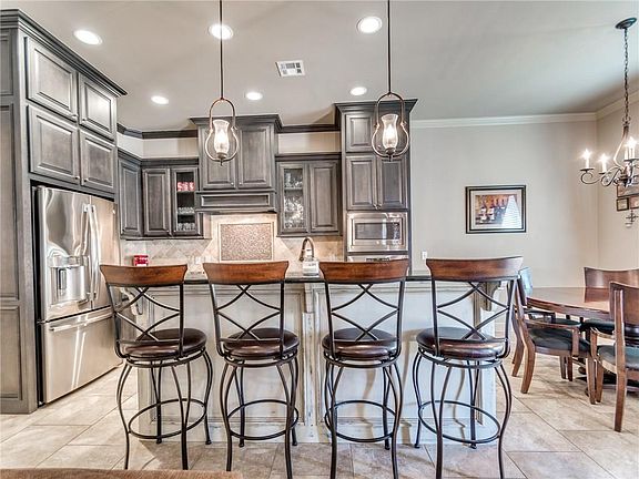3rd image of 813 Samantha Ln