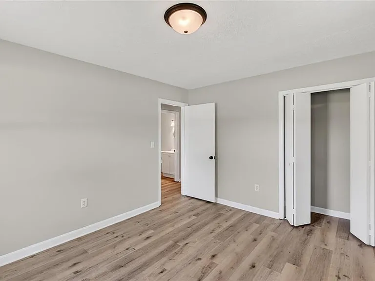 960 Plum Springs Rd — Photo 10