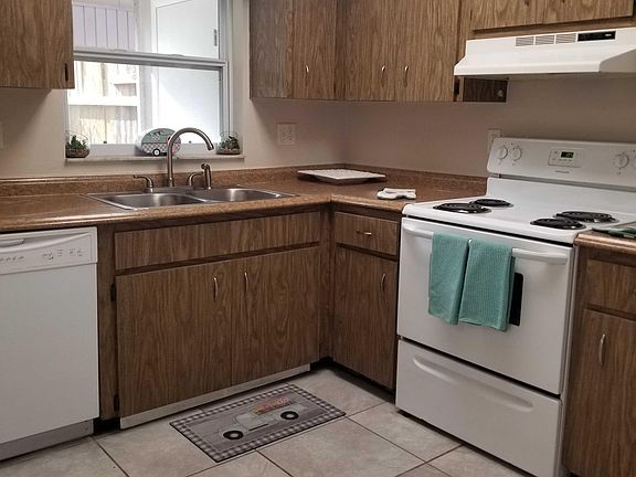 5th image of 3366 Camelot Dr APT B