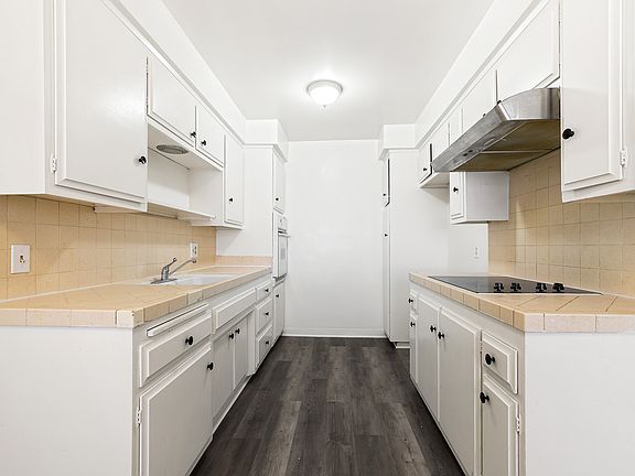 2nd image of 412 W Queen St APT 5