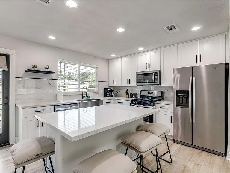 4034 Woodfin St — Photo 9