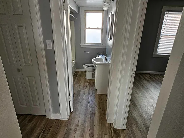 2401 Burnside Ave — Photo 11