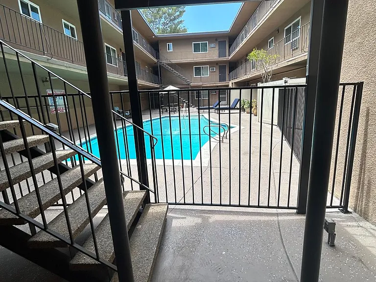 11460 Riverside Dr — Photo 1