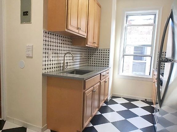3rd image of 2543 33rd St APT 3R
