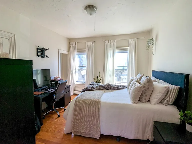 6 Evergreen Sq — Photo 8