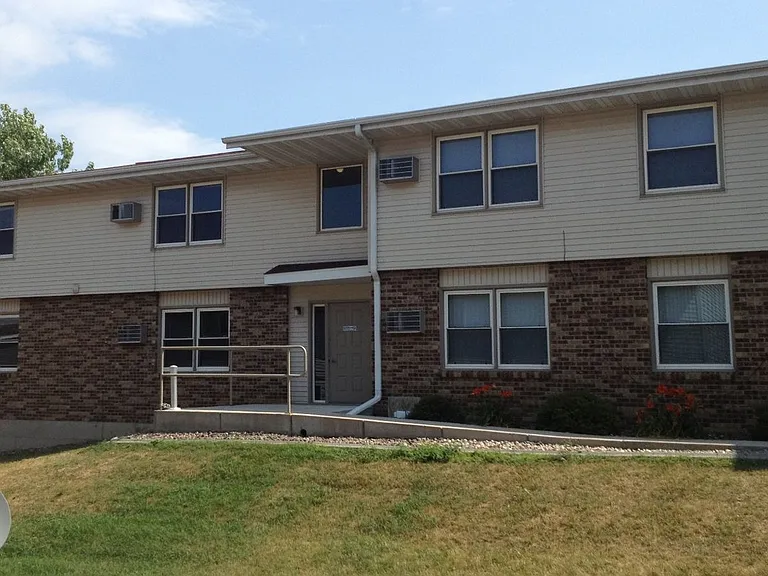 4910 Coventry Ct — Photo 2