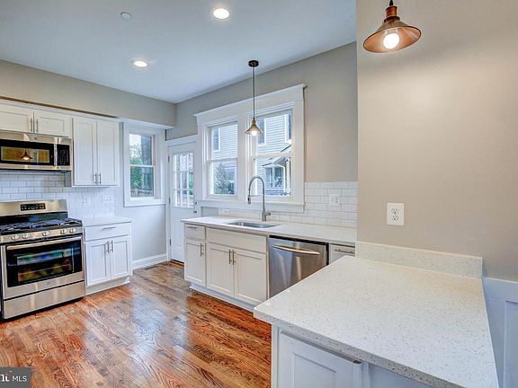 3rd image of 1038 Boucher Ave
