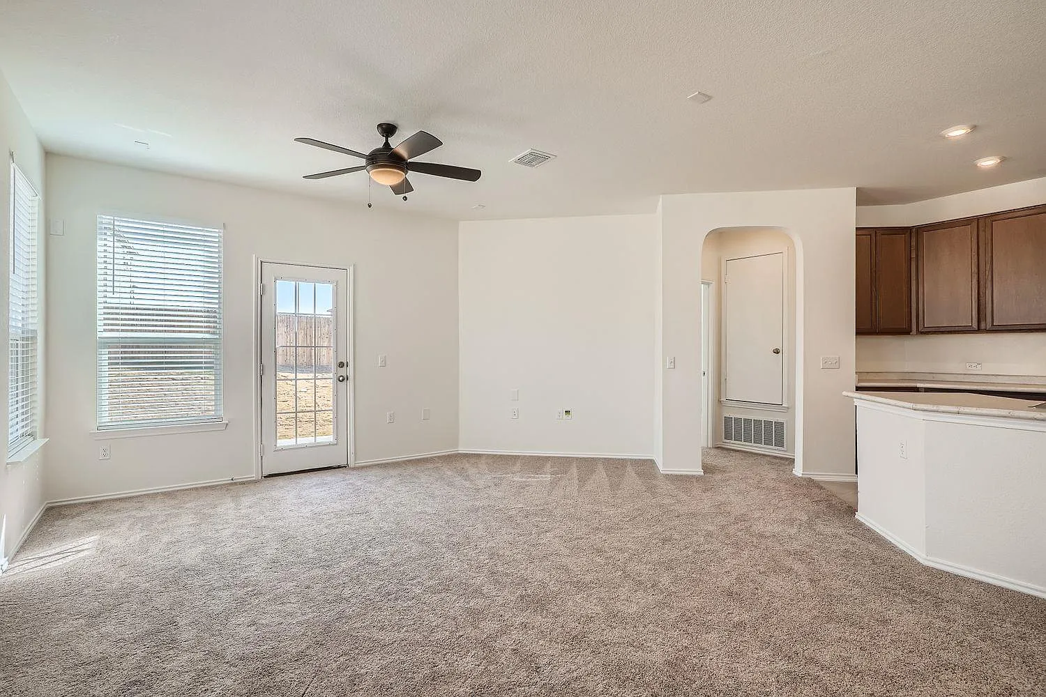 4 bed, 2.0 bath, 1694 sqft, $2,200 — Photo 2