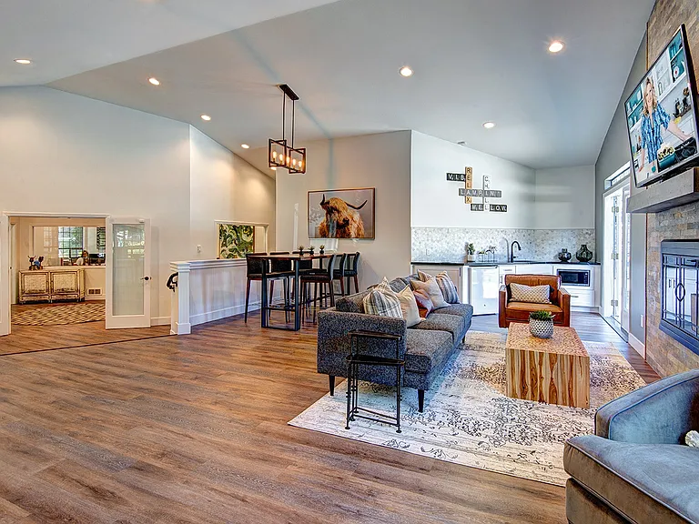 Woodlake Apartments — Photo 43