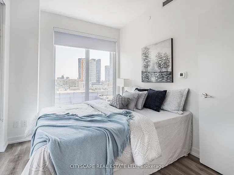 20 Edward St N #1302 — Photo 17