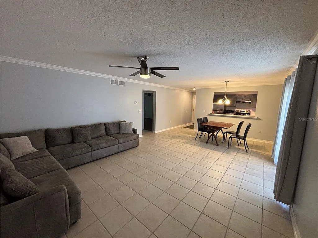 3 bed, 2.0 bath, 1385 sqft, $1,995 — Photo 3