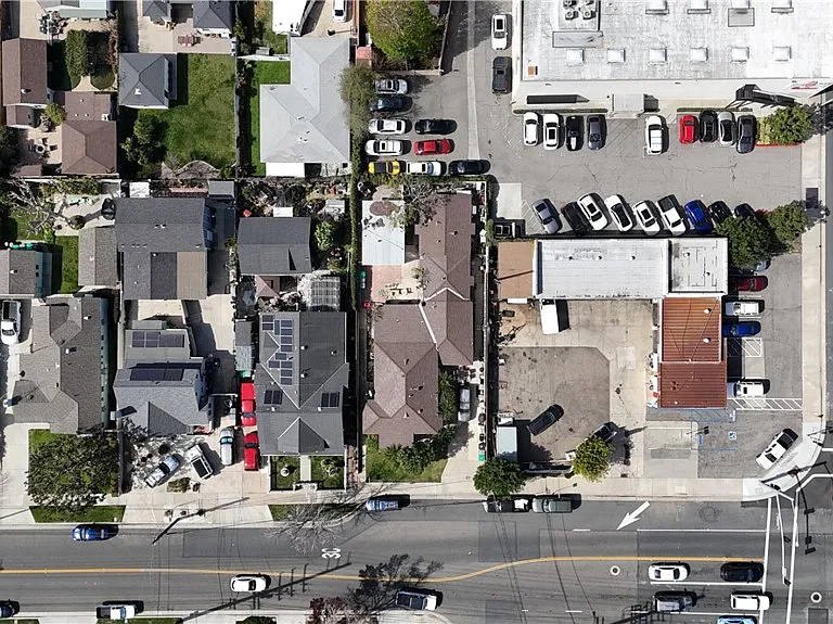 132 S Batavia St — Photo 4
