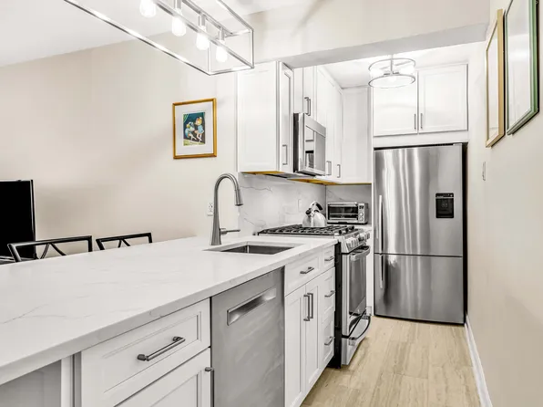 220 East 67th Street image 2 of 9