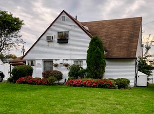 12 Mist Ln, Westbury, NY 11590