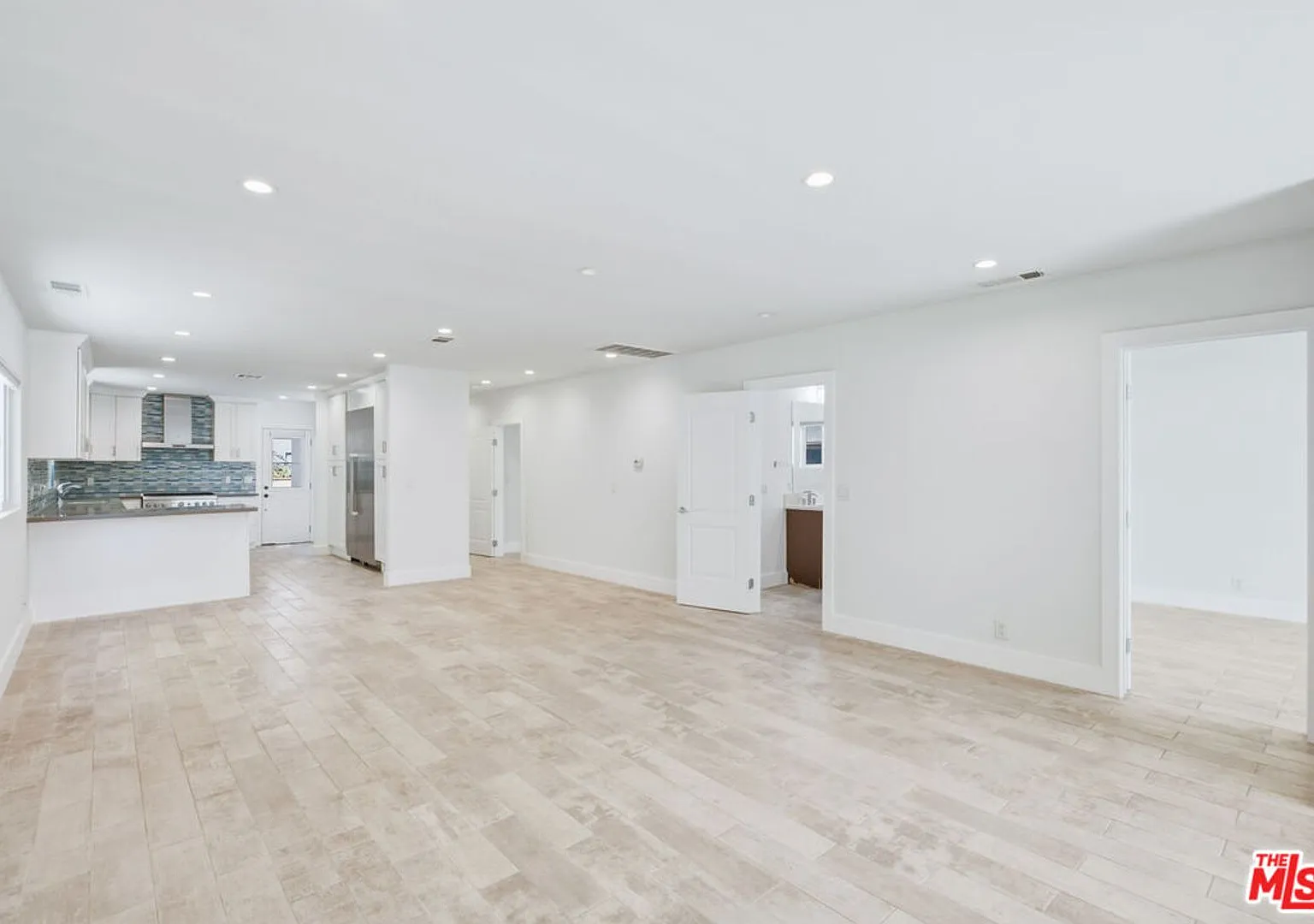Beautifully updated 4 bed 3 bath with large backyard, private garage, central ac/heat, washer/dry... — Photo 4