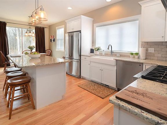 2nd image of 48 Lakepointe Way