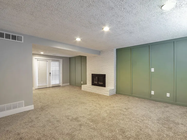 584 E 2300 N — Photo 13