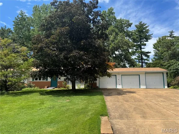 247 Geremma Dr, Ballwin, MO 63011
