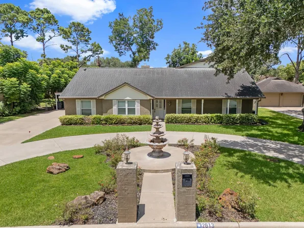 2613 Oak Dr, Bay City, TX 77414
