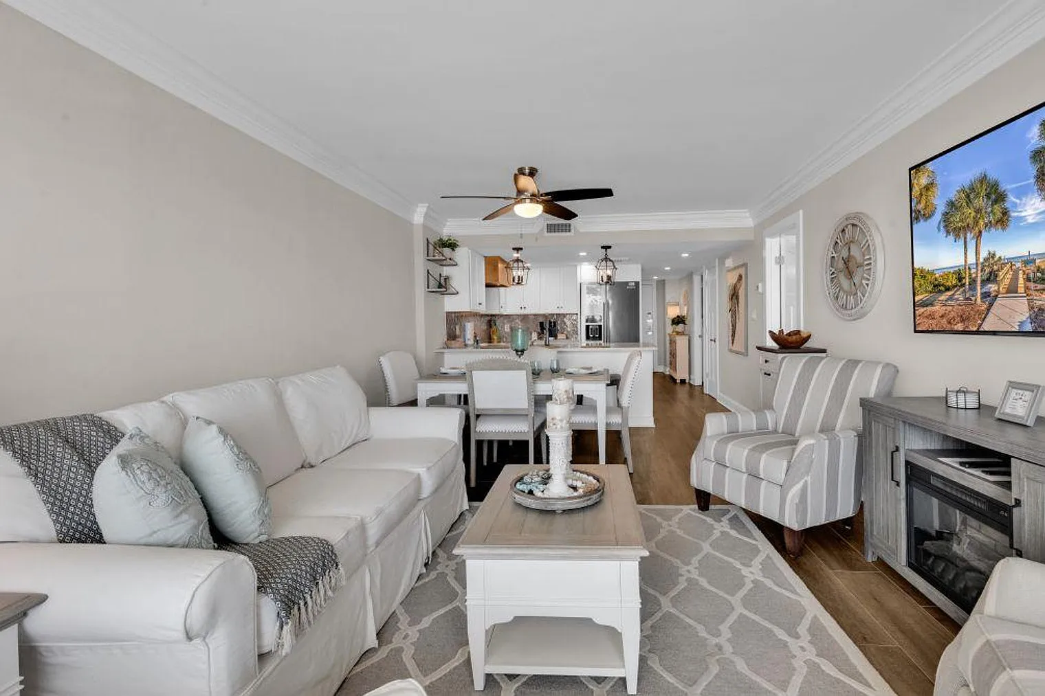 2 bed, 2.0 bath, 904 sqft, $3,898 — Photo 3