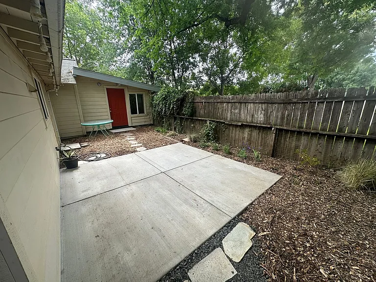 2050 Laburnum Ave — Photo 32