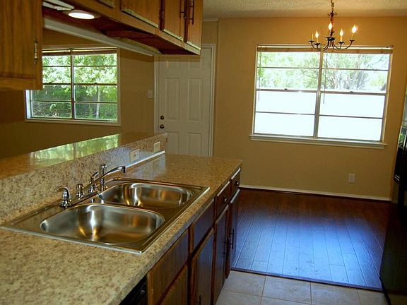 3rd image of 1903 Kingsway Dr