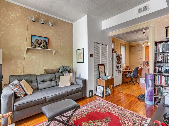 2nd image of 1044 N Wood St #2F