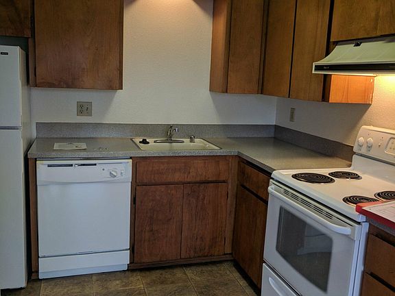 3rd image of 614 S Steele St APT 1
