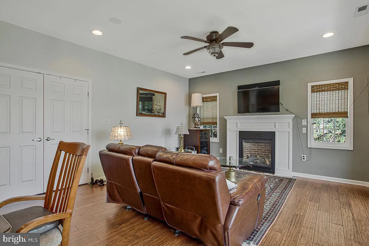 3 bed, 5.0 bath, 2112 sqft, $3,900 — Photo 3