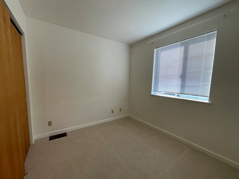 506 Athol Ave — Photo 10
