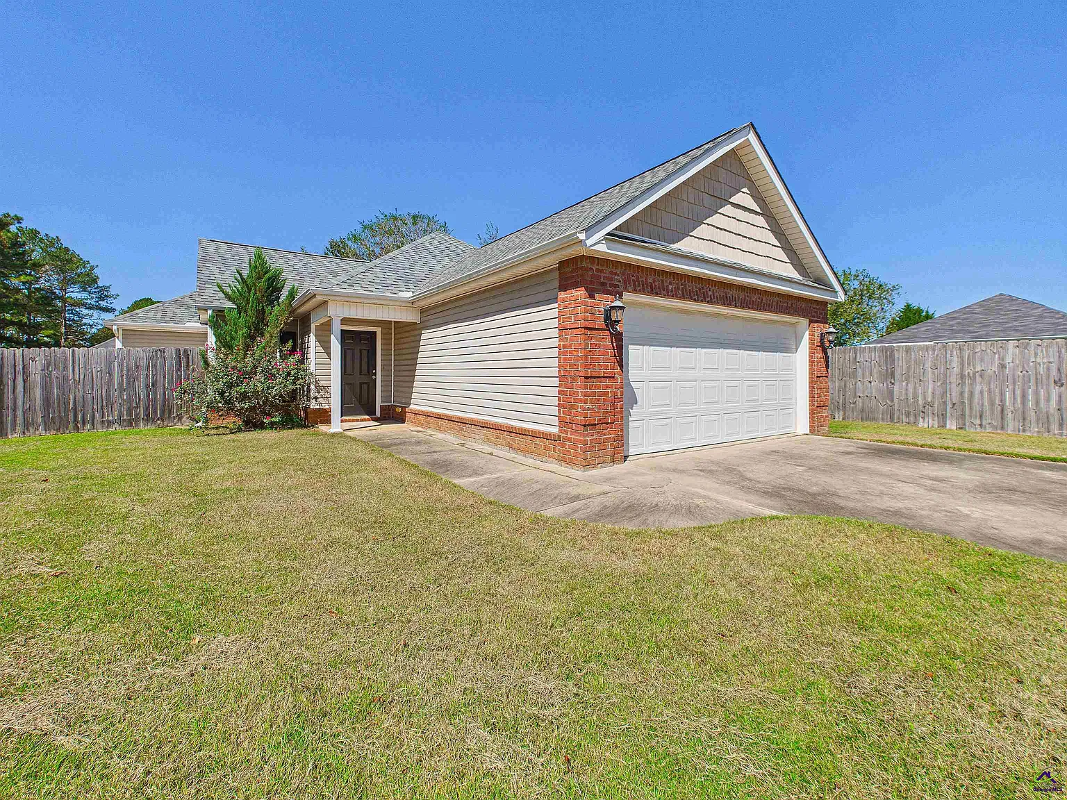 3 bed, 2.0 bath, 1484 sqft, $1,700 — Photo 2