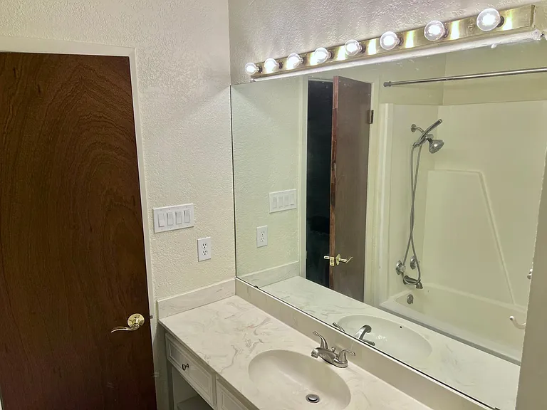 300 Lucy Ln — Photo 9