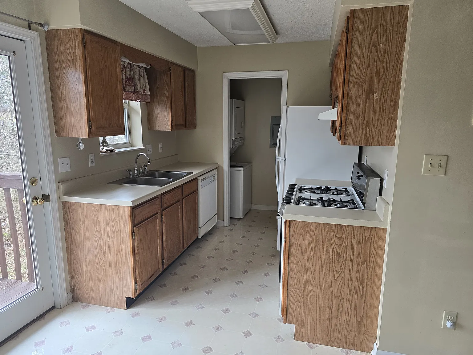 2 bed, 825 sqft, $1,275 — Photo 1
