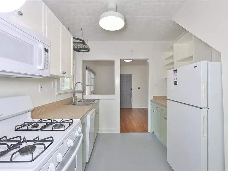 340 Moffett Ct N — Photo 5