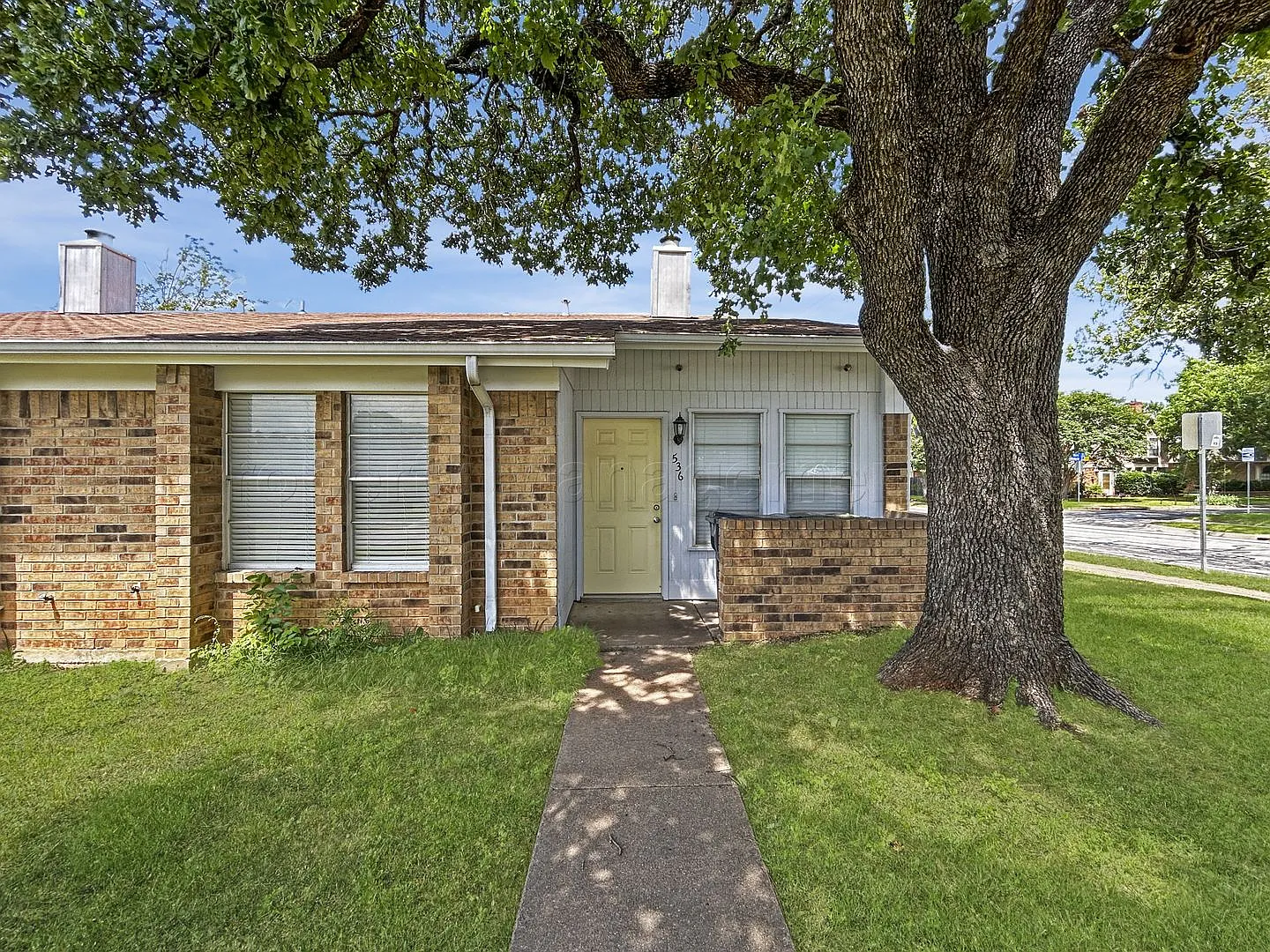 Charming townhouse in the heart of Arlington — Photo 1