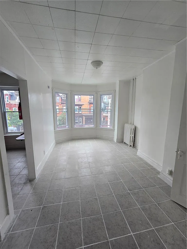 1 bed, 1.0 bath, 1008 sqft, $1,200 — Photo 2