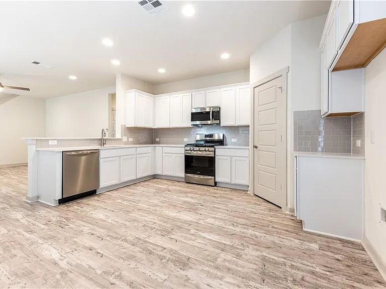 8304 Mimi Ln — Photo 6