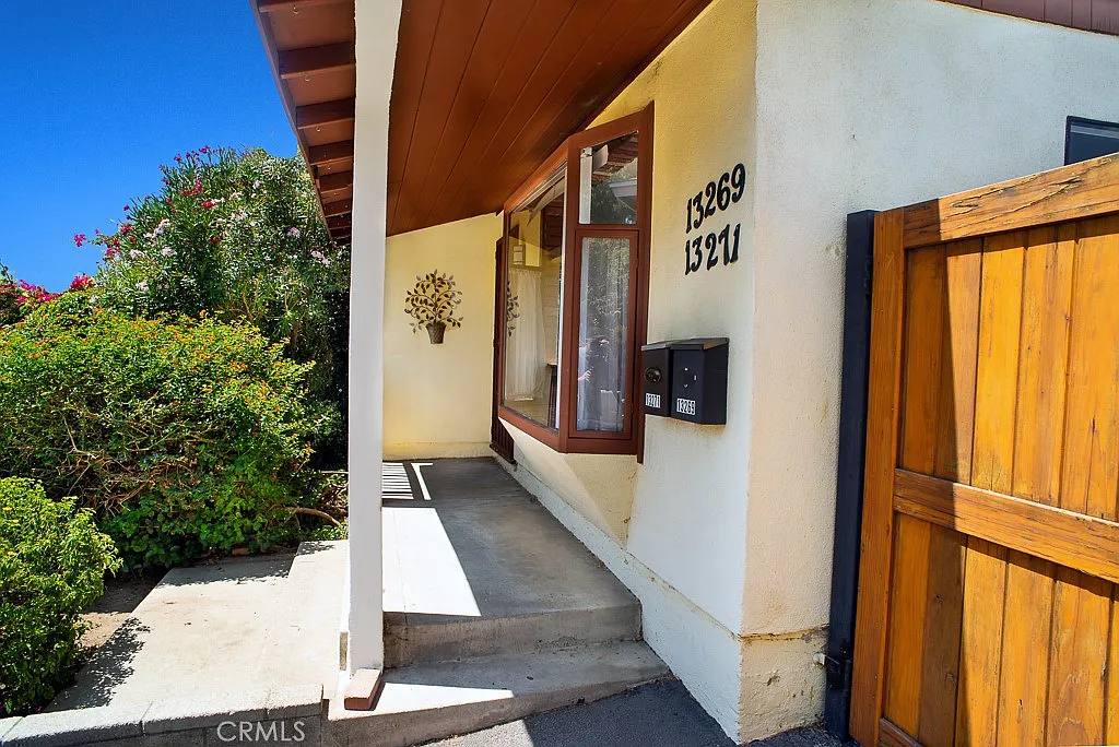 3 bed, 980 sqft, $3,700 — Photo 1