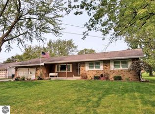 902 Riverview Dr, Alma, MI 48801