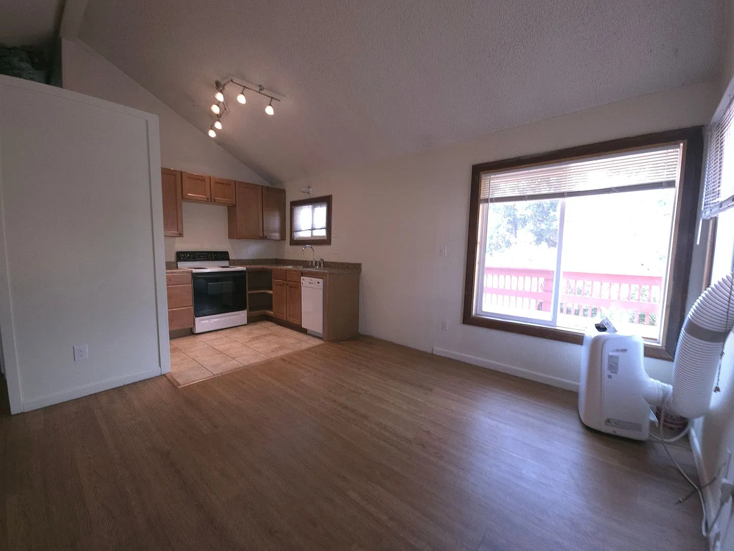 943 Broadway — Photo 4