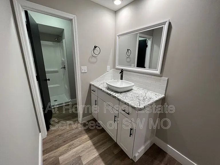 738 E Powell St — Photo 14