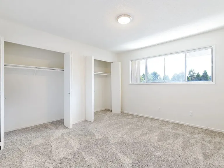 Cozy 2 bedroom, 1 bathroom apartment near Downtown Milwaukie **Save $700 — Photo 3