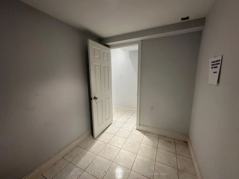 1876 Grosvenor Pl #BASEMENT — Photo 2
