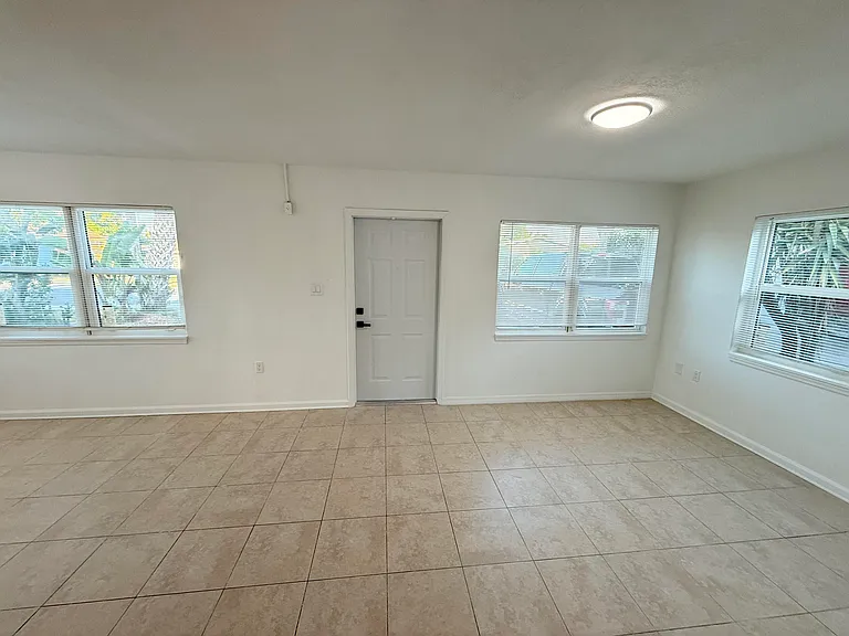 912 SE Tarpon Ave — Photo 9