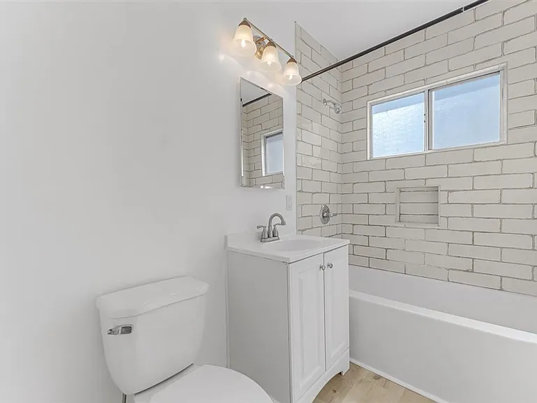 531 W Hyde Park Blvd #14 — Photo 8