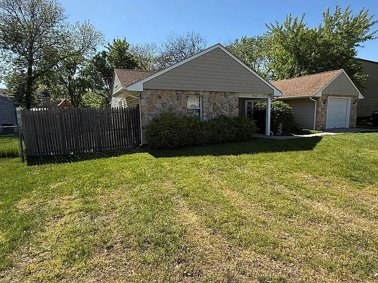 913 Hampton Way — Photo 3