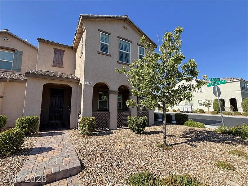 3 bed, 1842 sqft, $2,190 — Photo 2