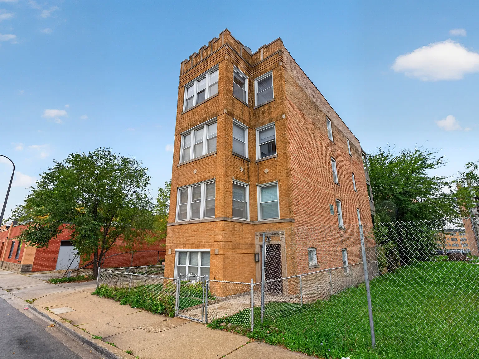 3 bed, 1200 sqft, $1,800 — Photo 2
