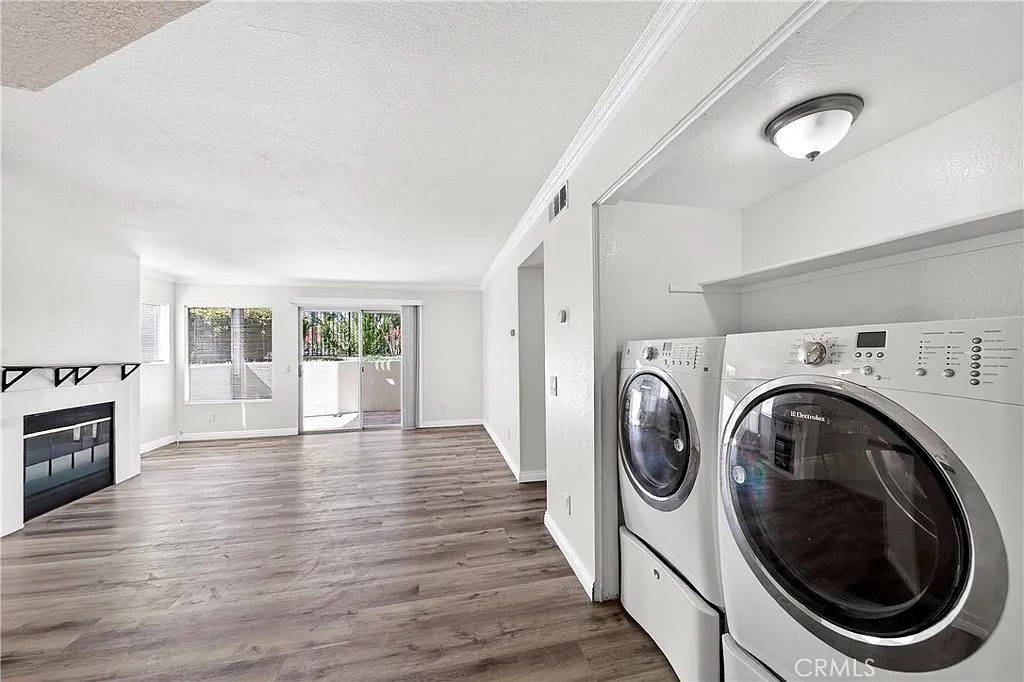 2 bed, 930 sqft, $2,600 — Photo 2